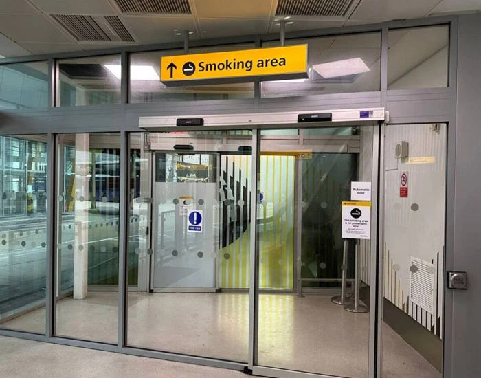 Is there a smoking area in Manchester Airport Terminal 3?